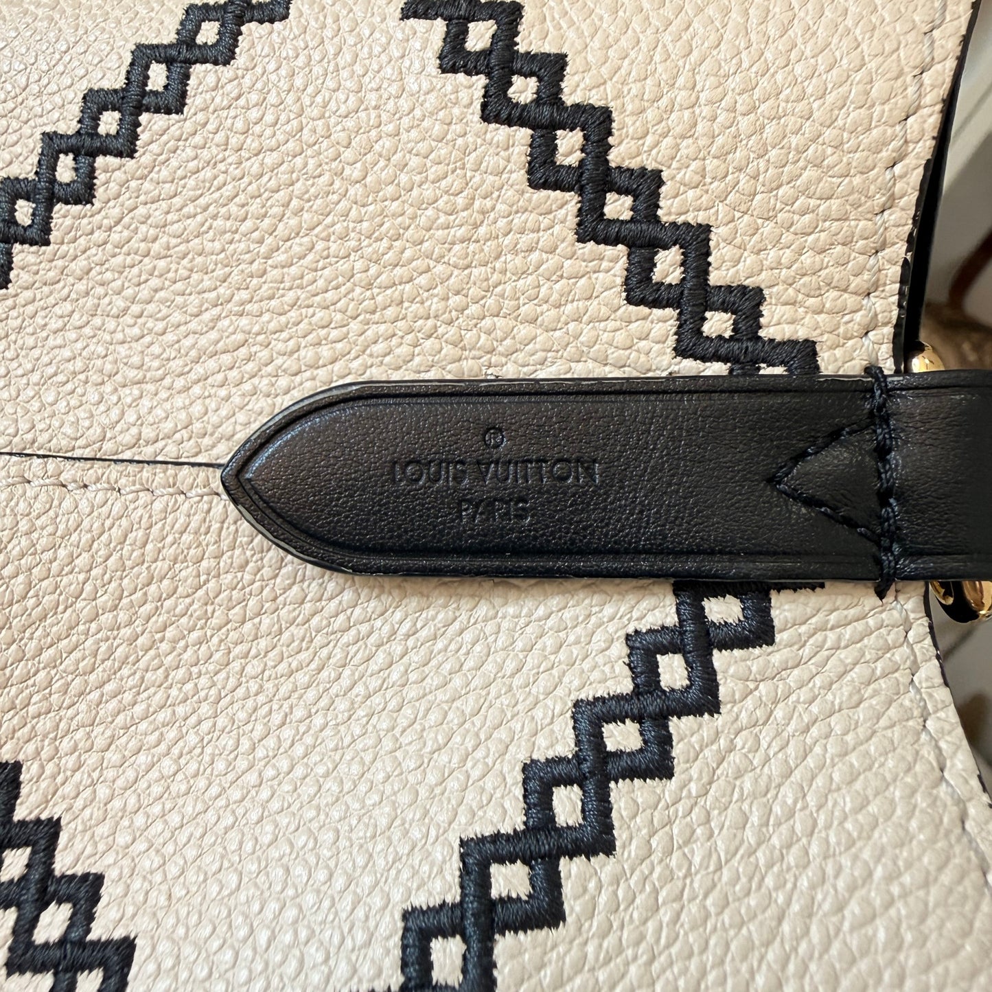 Louis Vuitton Empreinte Monogram Giant Broderies Neonoe MM Cream Black
