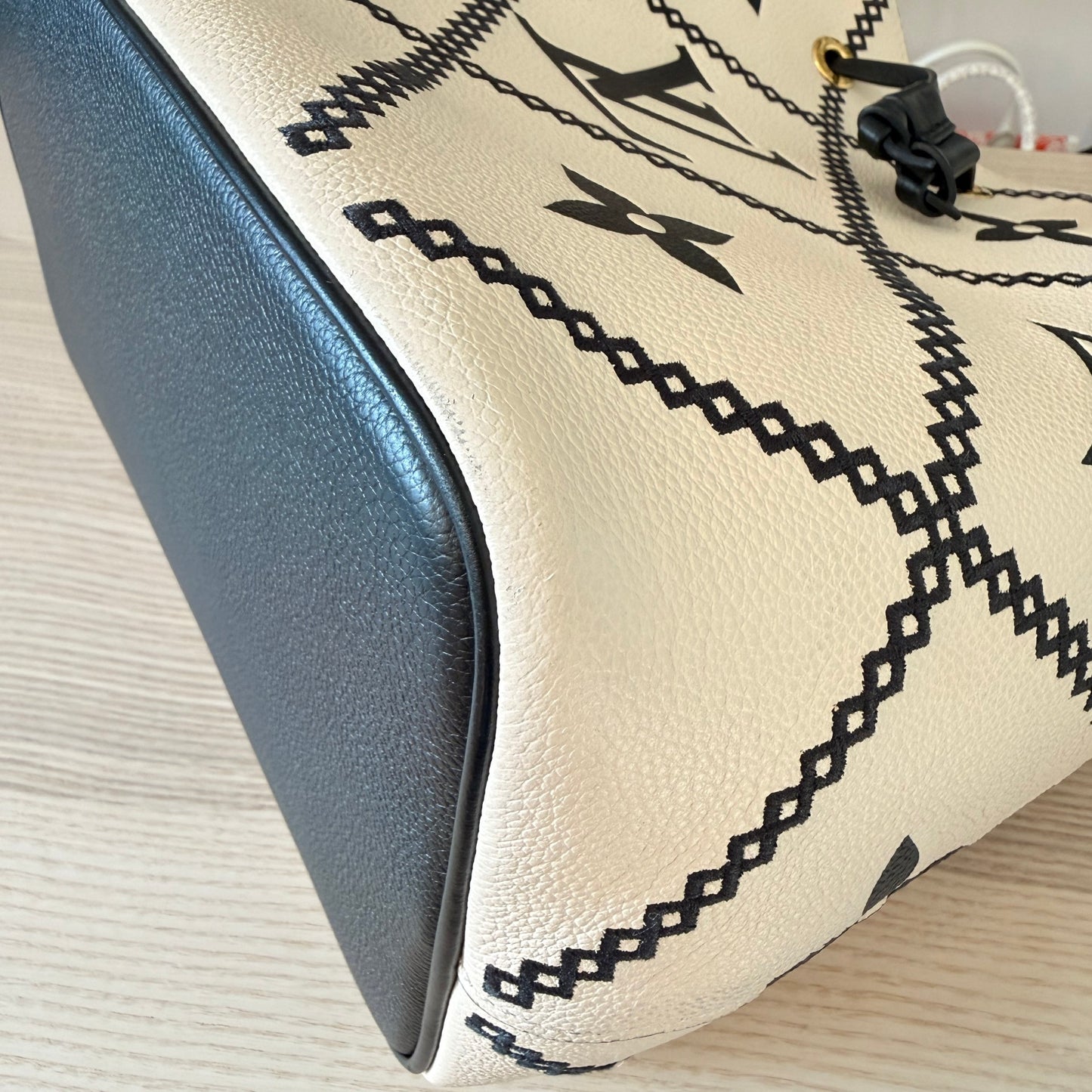 Louis Vuitton Empreinte Monogram Giant Broderies Neonoe MM Cream Black
