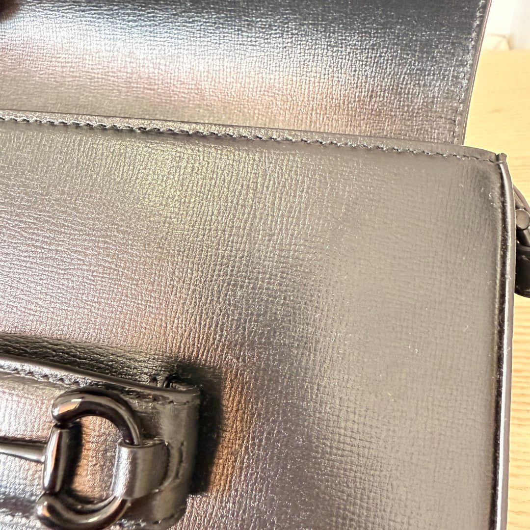 Luxe Vault Gucci Monochrome Horsebit 1955 shoulder bag in black leather with signature metal horsebit detail