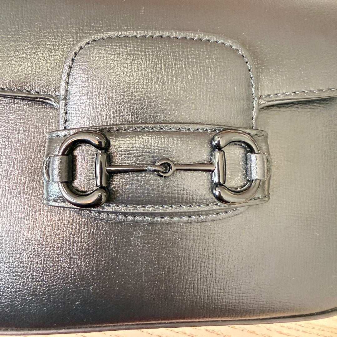Luxe Vault Gucci Monochrome Horsebit 1955 shoulder bag in black leather with matching black metal hardware detail.