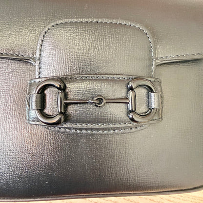Luxe Vault Gucci Monochrome Horsebit 1955 shoulder bag in black leather with matching black metal hardware detail.