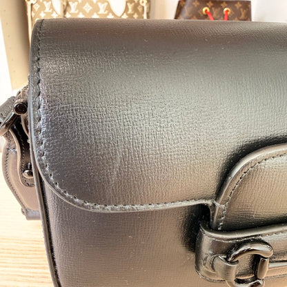 Luxe Vault Gucci Monochrome Horsebit 1955 shoulder bag in black leather with signature hardware detail